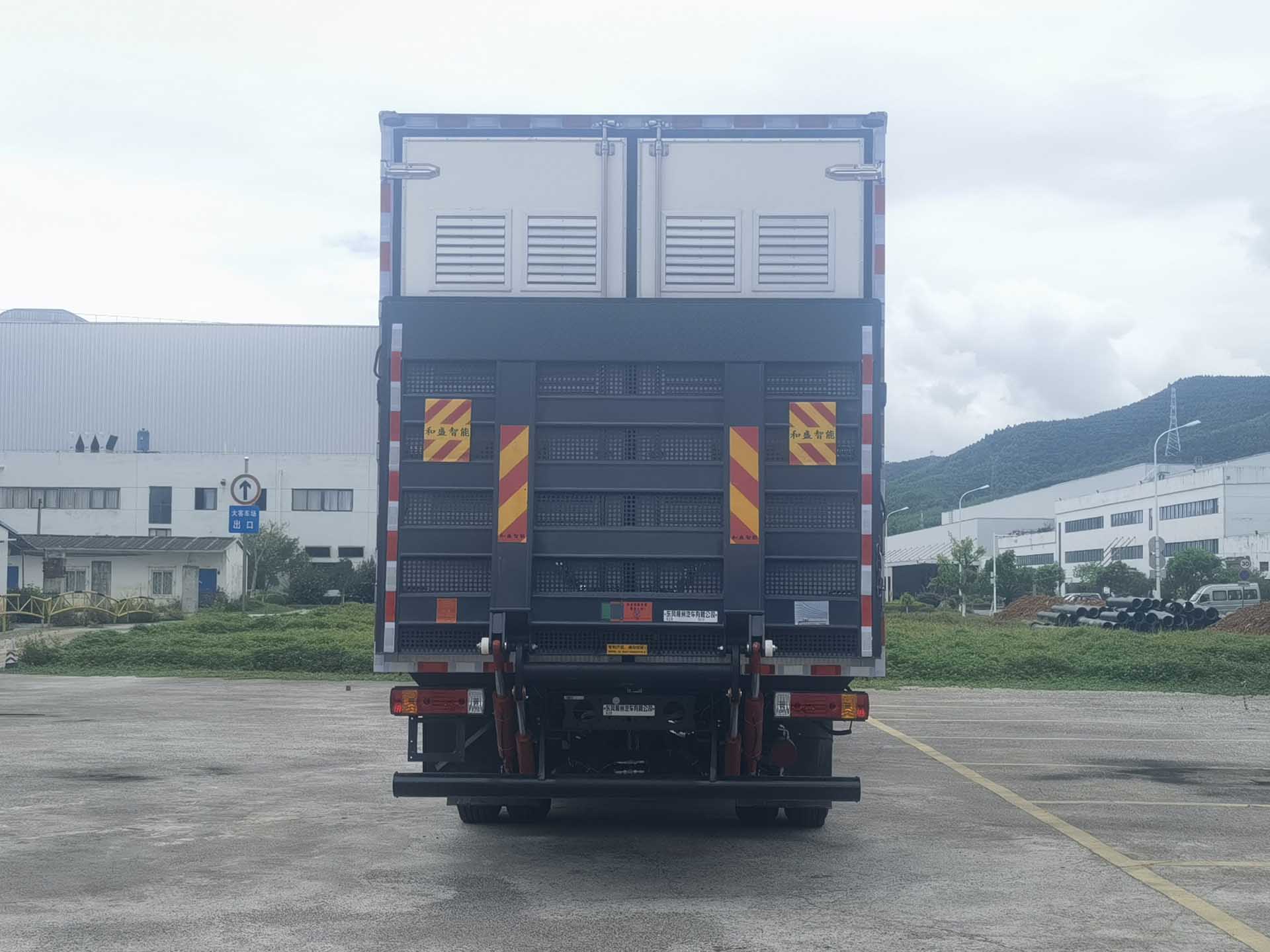 乘龍牌LZ5180XCQH5AC1雛禽運(yùn)輸車公告圖片