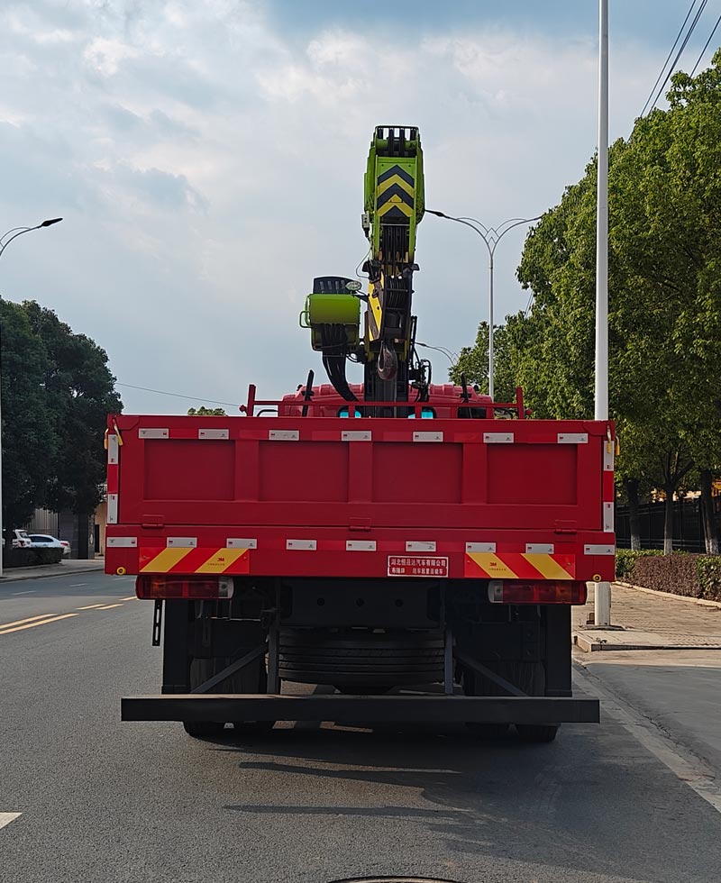 布隆牌LLL5180JSQB6隨車起重運(yùn)輸車公告圖片