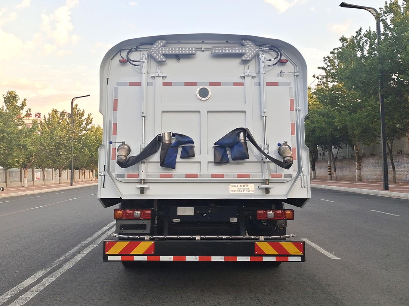 今創(chuàng)嘉藍(lán)牌KTE5180TXSSXBEV純電動(dòng)洗掃車公告圖片