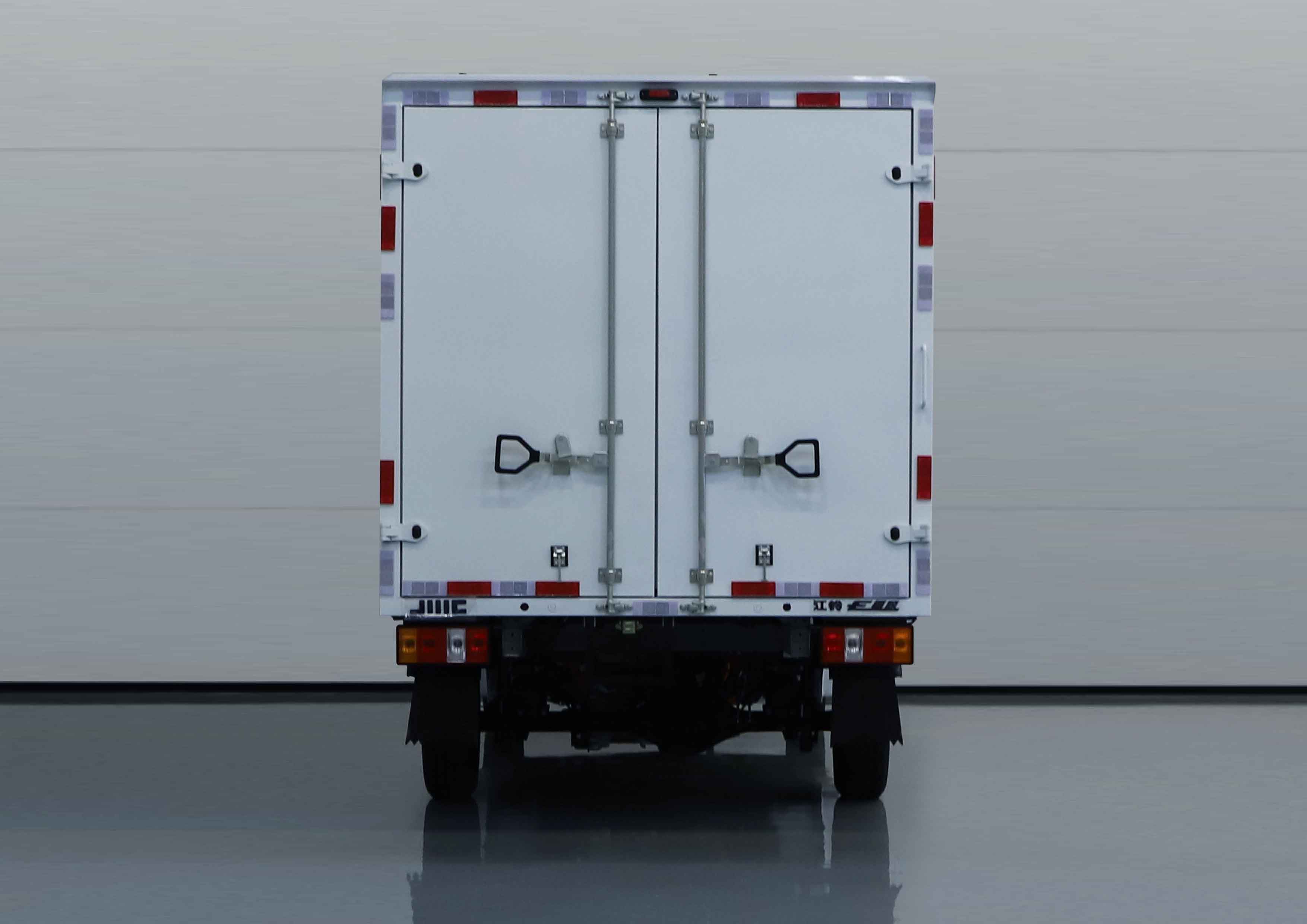 江鈴牌JX5031XXYTGCBEV純電動(dòng)廂式運(yùn)輸車公告圖片