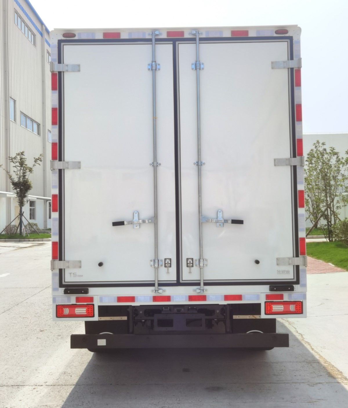 比亞迪牌BYD5040XXYHEV41插電式增程混合動(dòng)力廂式運(yùn)輸車公告圖片