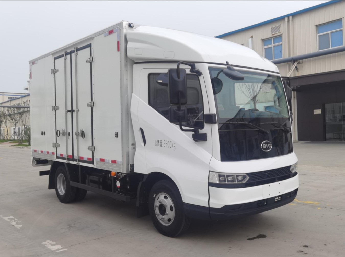 比亞迪牌BYD5060XXYHEV42插電式增程混合動力廂式運輸車公告圖片