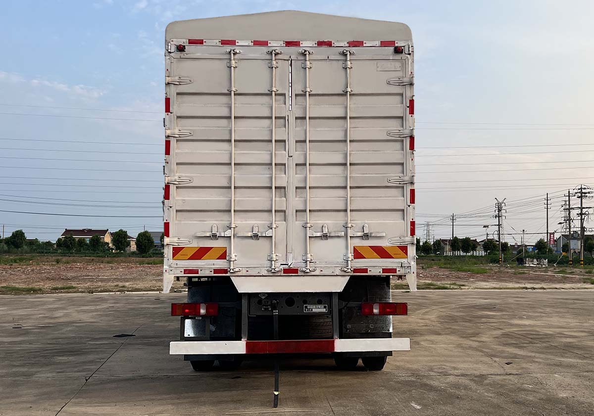 豪沃牌ZZ5317CCYV466KF1L倉柵式運(yùn)輸車公告圖片