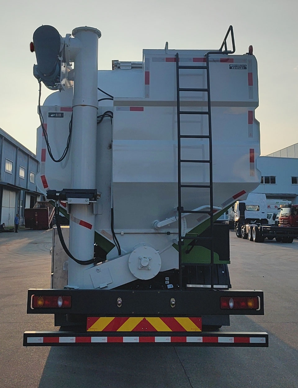 百勤牌XBQ5310ZSLD41X散裝飼料運(yùn)輸車(chē)公告圖片