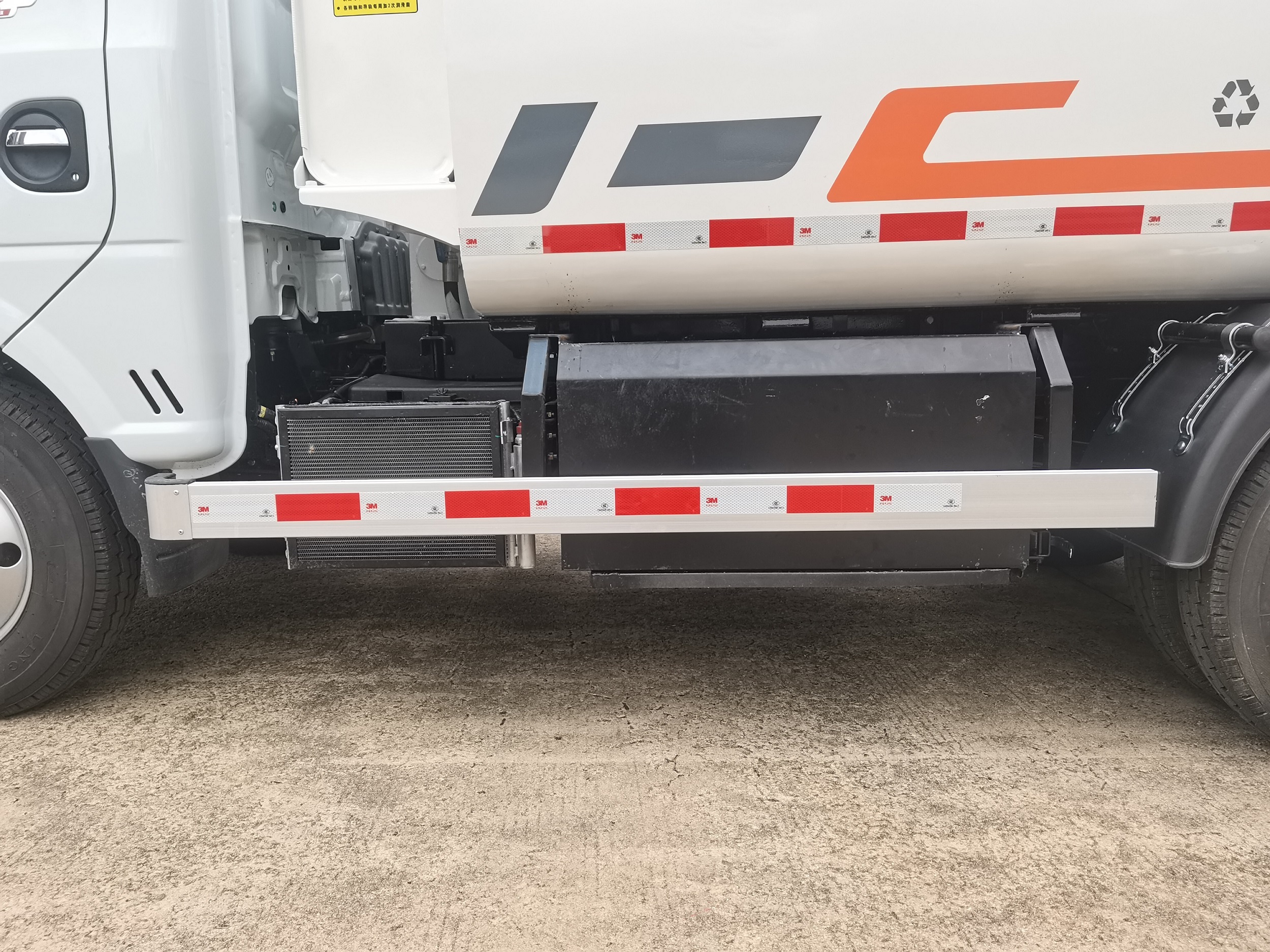 東風(fēng)牌EQ5040ZYSS6壓縮式垃圾車公告圖片