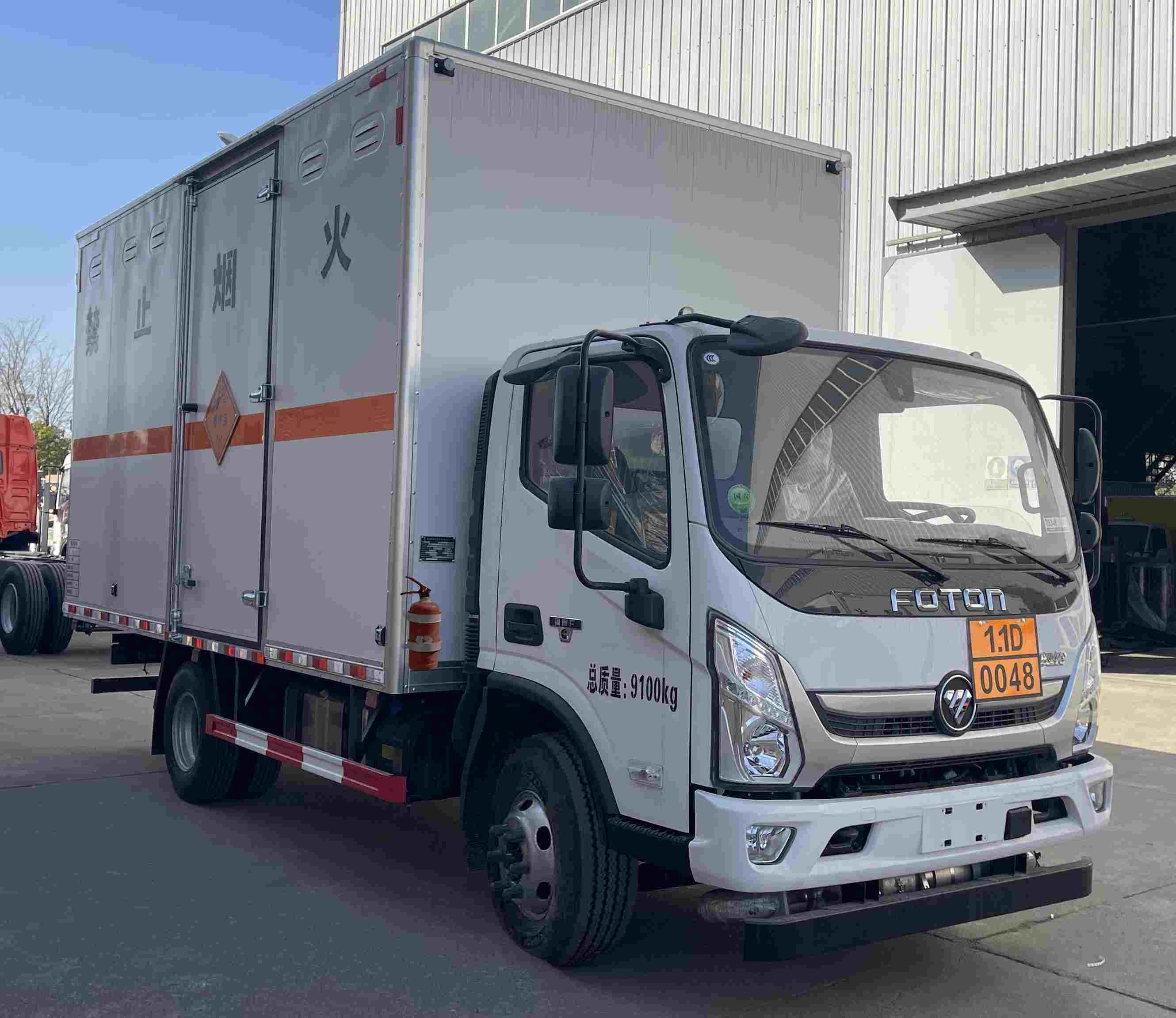 專威牌HTW5092XQYBJ6爆破器材運(yùn)輸車