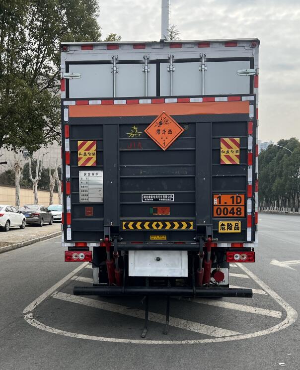 鼎宸騰興牌DCZ5120XQYBJ6爆破器材運輸車公告圖片