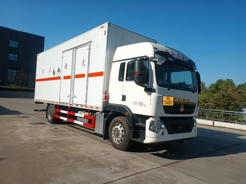 卡特利牌HTT5180XZWZZ6雜項(xiàng)危險(xiǎn)物品廂式運(yùn)輸車公告圖片