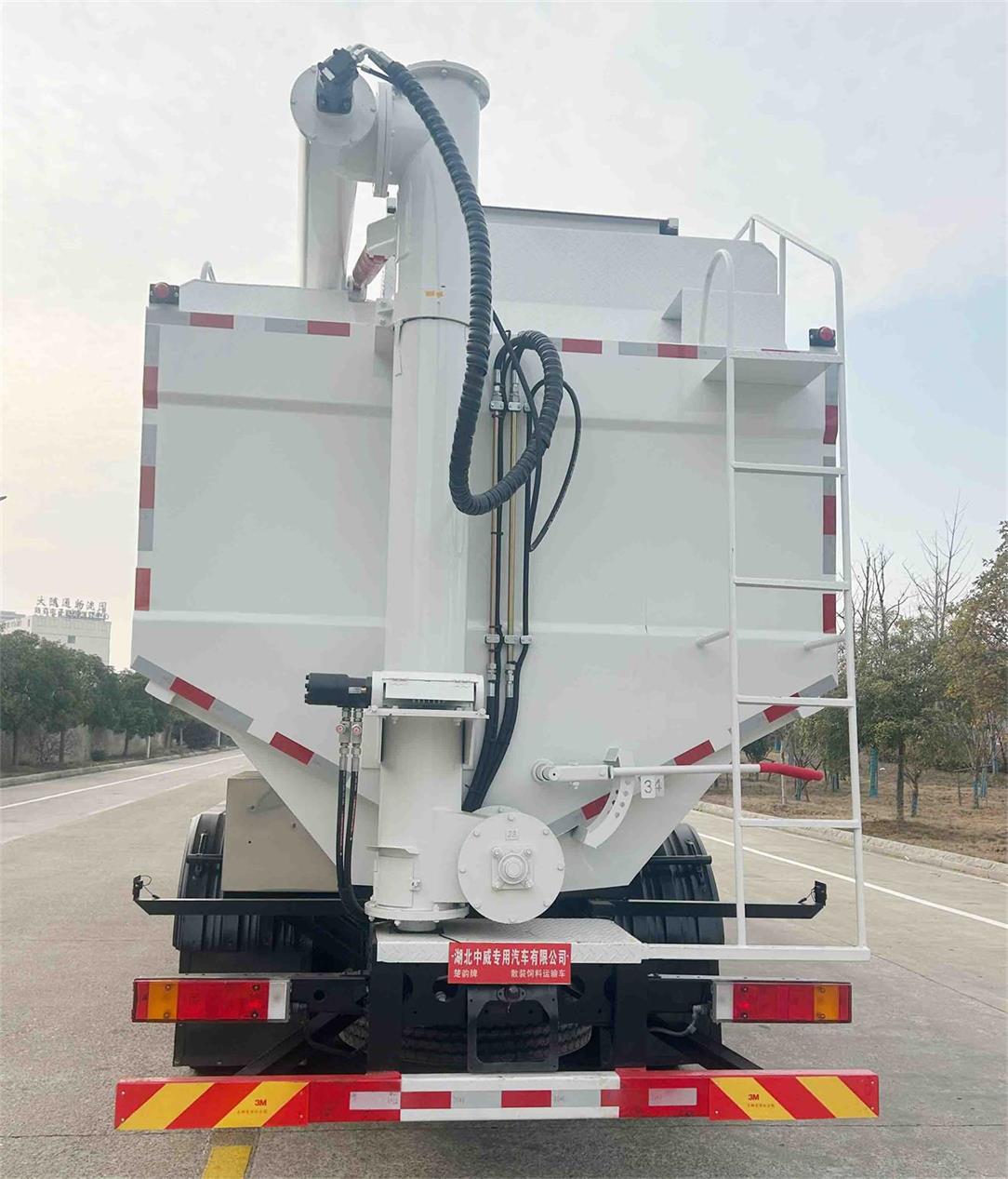 楚韻牌EZW5311ZSLD6散裝飼料運(yùn)輸車(chē)公告圖片