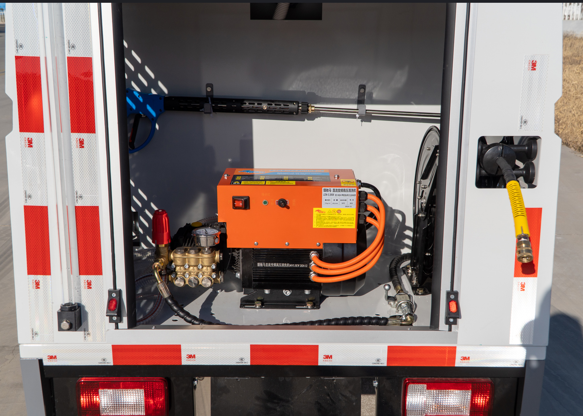 銀龍牌ZYB5027TYHBEV純電動(dòng)路面養(yǎng)護(hù)車公告圖片