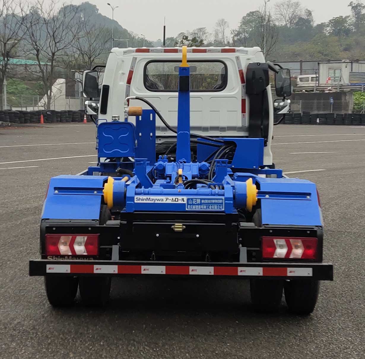 山花牌JHA5046ZXXHFPHEV插電式混合動力車廂可卸式垃圾車公告圖片