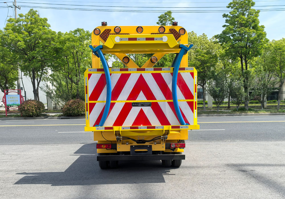 耶律潔牌SWT5040TFZBJ6防撞緩沖車公告圖片