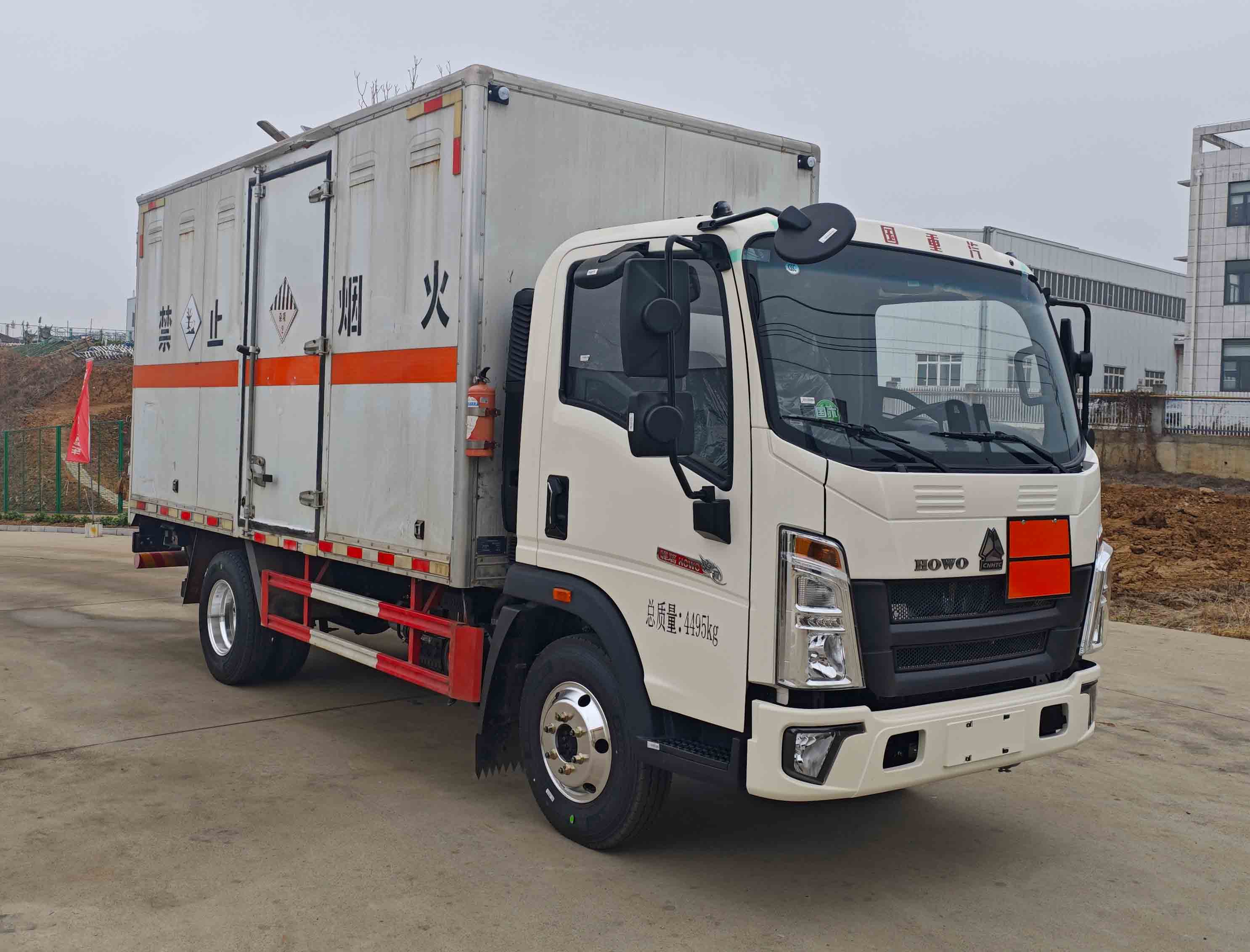 襄鑫鼎牌XDV5040XZWZZ6雜項(xiàng)危險(xiǎn)物品廂式運(yùn)輸車公告圖片