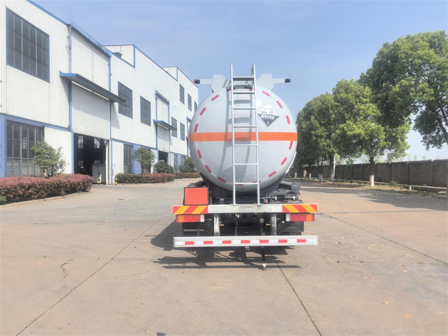 齊星牌QXC5260GFWD6腐蝕性物品罐式運(yùn)輸車公告圖片