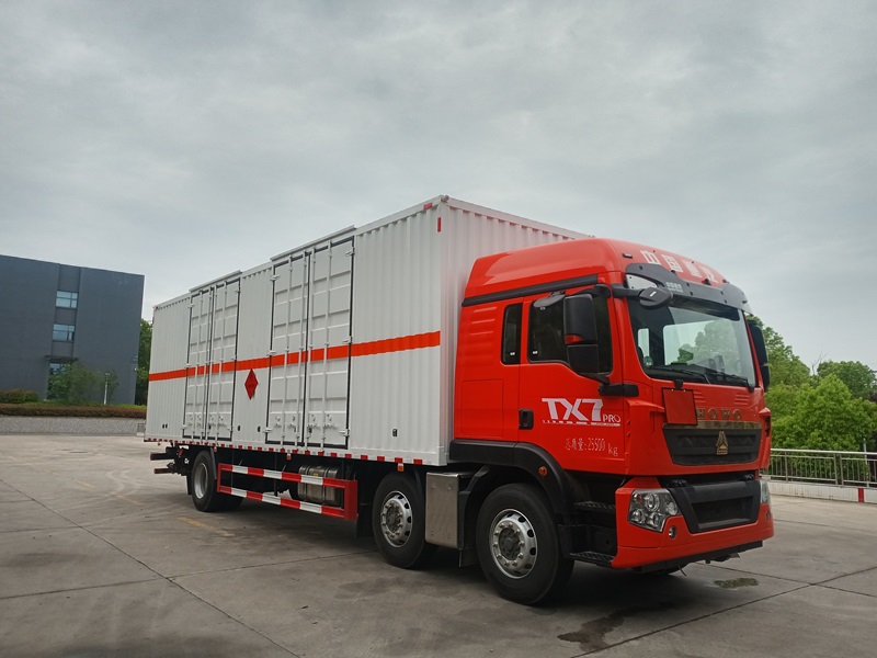 卡特利牌HTT5262XRYZZ6易燃液體廂式運(yùn)輸車公告圖片