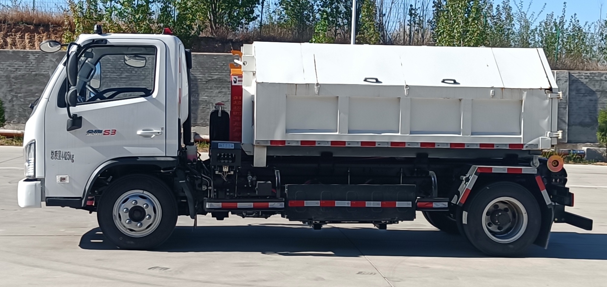 福田牌BJ5045ZXXPHEV53換電式插電式混合動力車廂可卸式垃圾車公告圖片