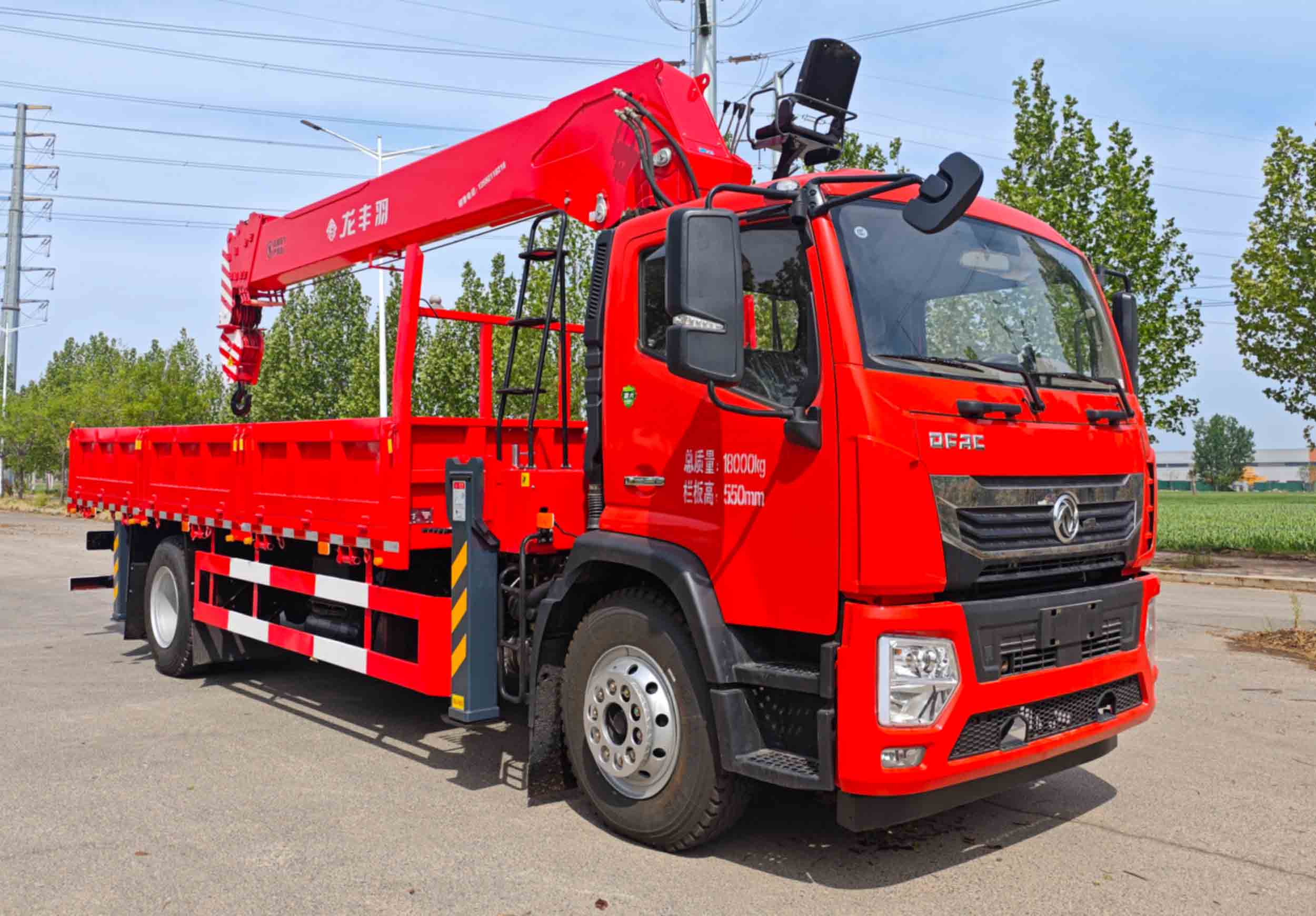 TLG5181JSQ型隨車(chē)起重運(yùn)輸車(chē)圖片