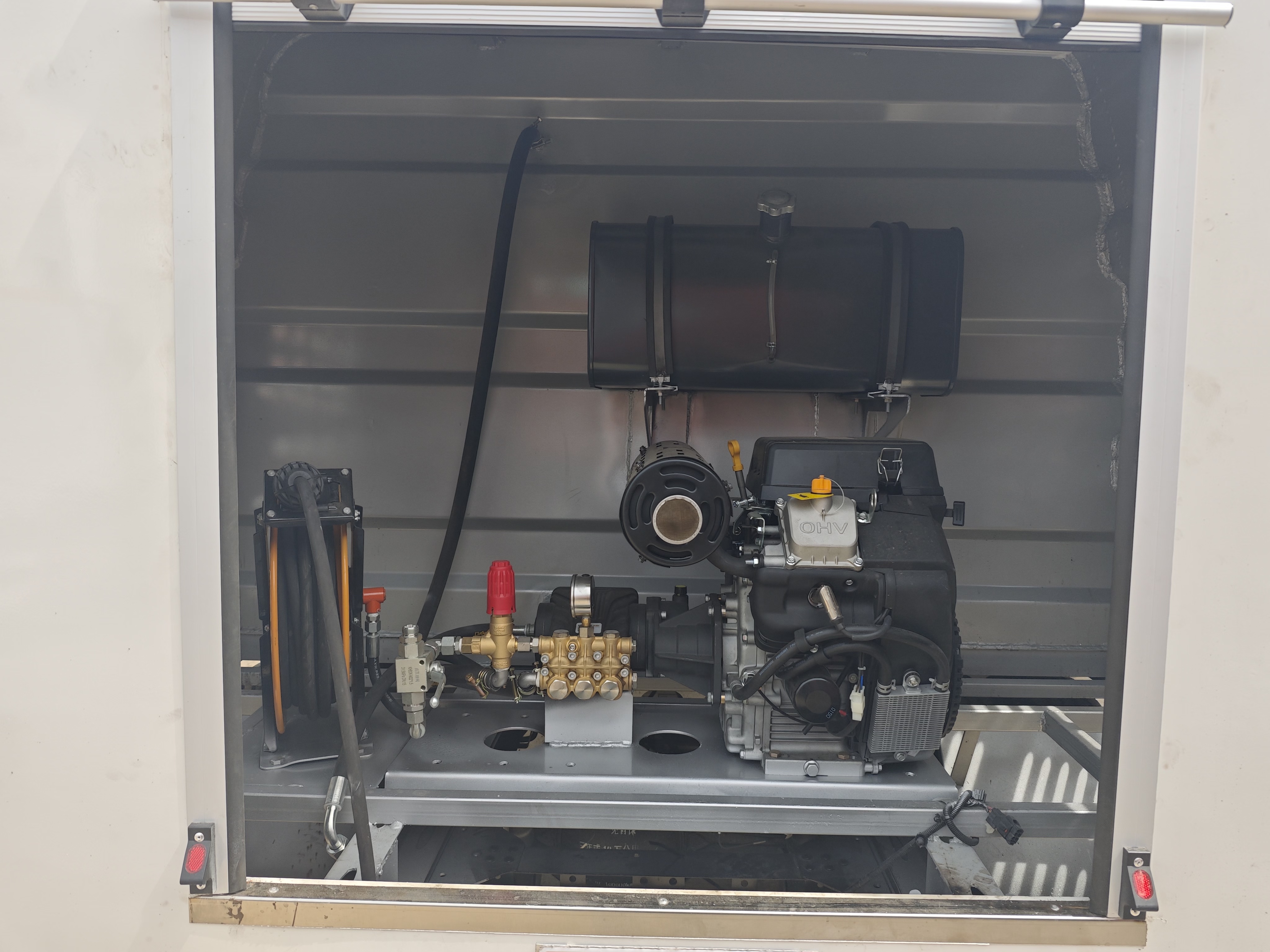 天云牌GTY5042TYHBEV純電動(dòng)路面養(yǎng)護(hù)車公告圖片