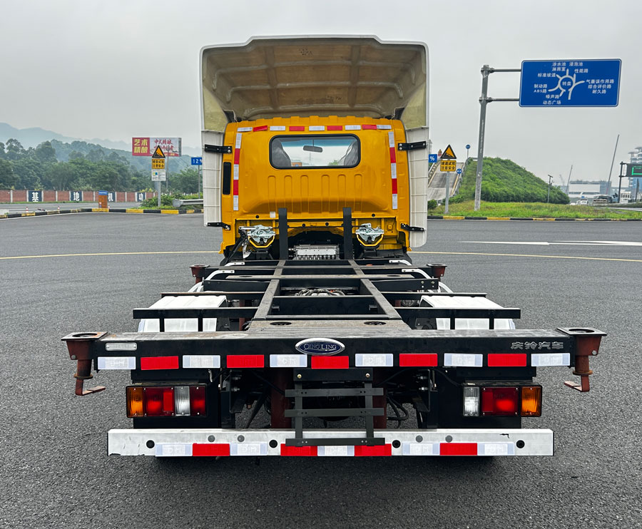 慶鈴牌QL5070ZKXBEVBNHAJ純電動(dòng)車(chē)廂可卸式汽車(chē)公告圖片