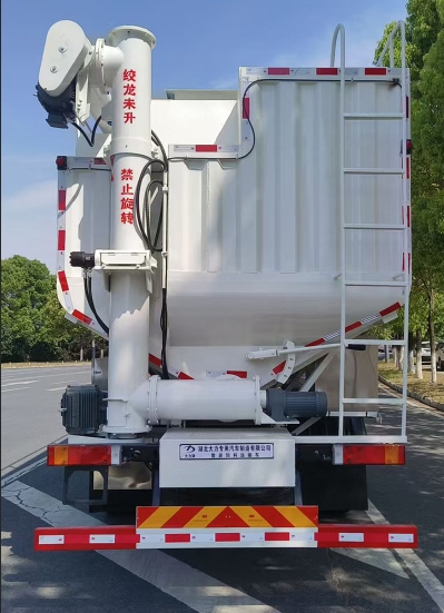 大力牌DLQ5317ZSLXND6D散裝飼料運(yùn)輸車(chē)公告圖片