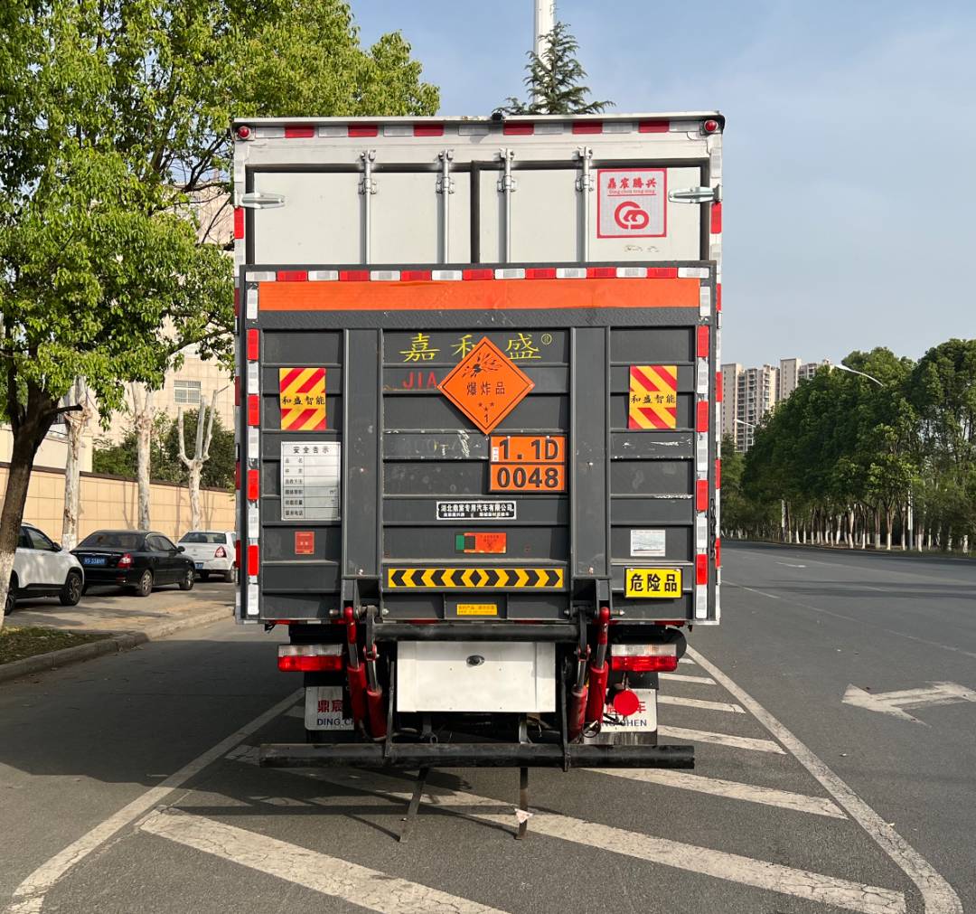 鼎宸騰興牌DCZ5125XQYEQ6爆破器材運(yùn)輸車公告圖片