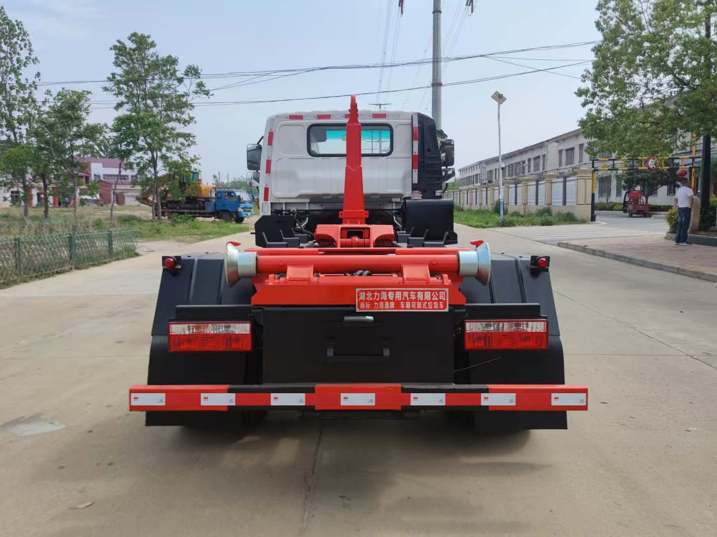 力海通牌HLH5121ZXXFD6車廂可卸式垃圾車公告圖片