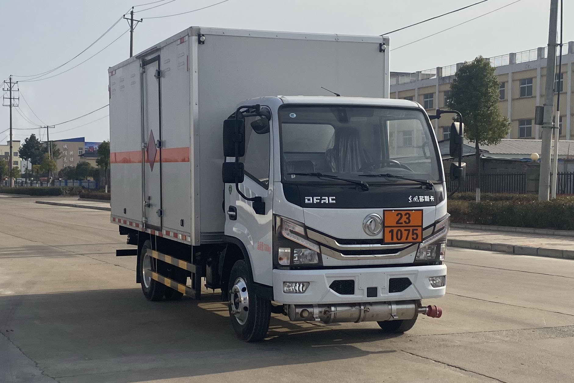 東風(fēng)牌EQ5075XRQ3CDFACWXP易燃?xì)怏w廂式運(yùn)輸車公告圖片