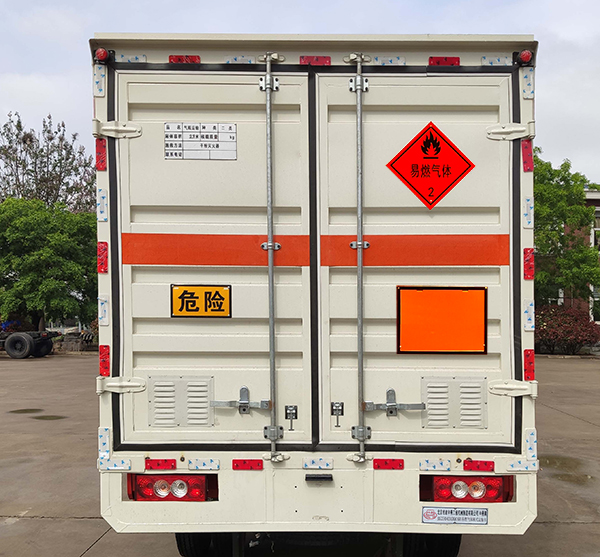 中燕牌BSZ5043XRQC6B易燃?xì)怏w廂式運(yùn)輸車公告圖片