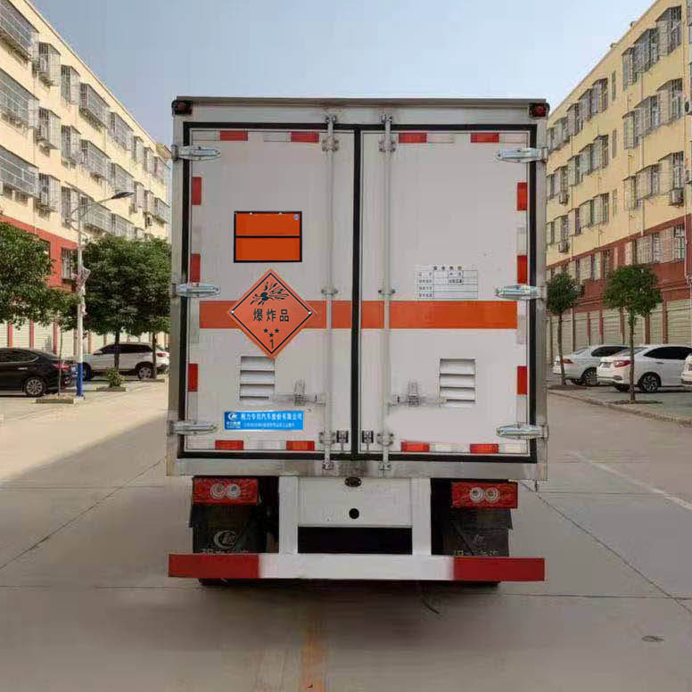 程力威牌CLW5040XQYB6爆破器材運(yùn)輸車公告圖片