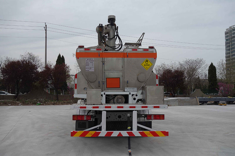 紅宇牌HYJ5320THA-BCLH現(xiàn)場混裝銨油炸藥車公告圖片