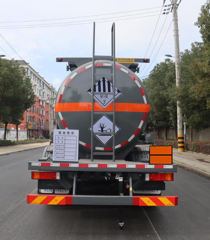 中汽力威牌HLW5320GZWD6雜項(xiàng)危險(xiǎn)物品罐式運(yùn)輸車公告圖片