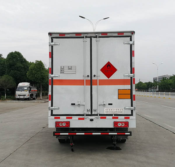 楚勝牌CSC5048XRQB6易燃?xì)怏w廂式運(yùn)輸車(chē)公告圖片