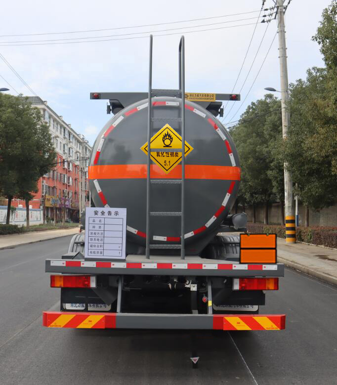 中汽力威牌HLW5320GYWD6氧化性物品罐式運(yùn)輸車公告圖片