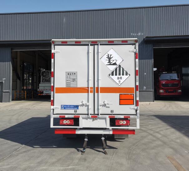 程力威牌CLW5041XZWB6雜項危險物品廂式運輸車公告圖片