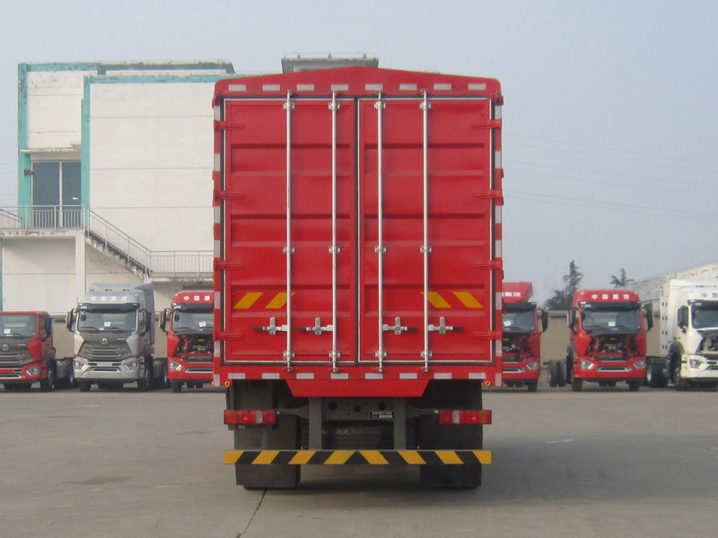 豪沃牌ZZ5187CCYK511JF1B倉柵式運輸車公告圖片