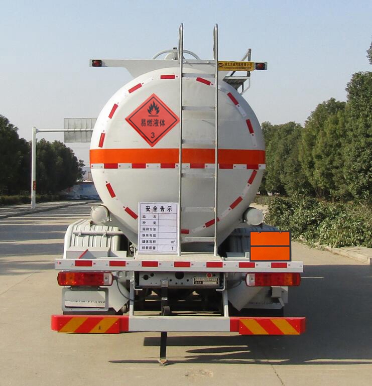 中汽力威牌HLW5260GRYZ6易燃液體罐式運(yùn)輸車公告圖片
