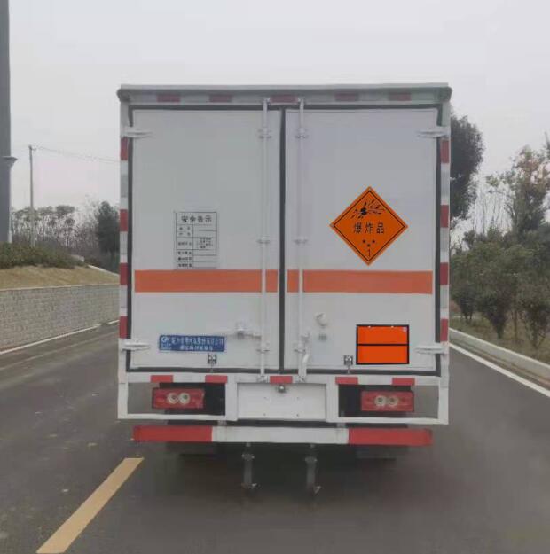 程力威牌CLW5041XQYB6爆破器材運(yùn)輸車公告圖片