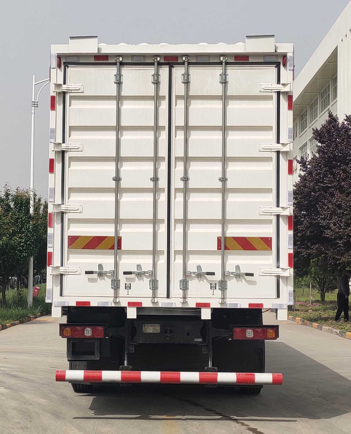 陜汽牌SX5319XYKXD456F1翼開啟廂式車公告圖片