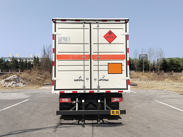 中燕牌BSZ5123XRQC6B易燃?xì)怏w廂式運(yùn)輸車公告圖片