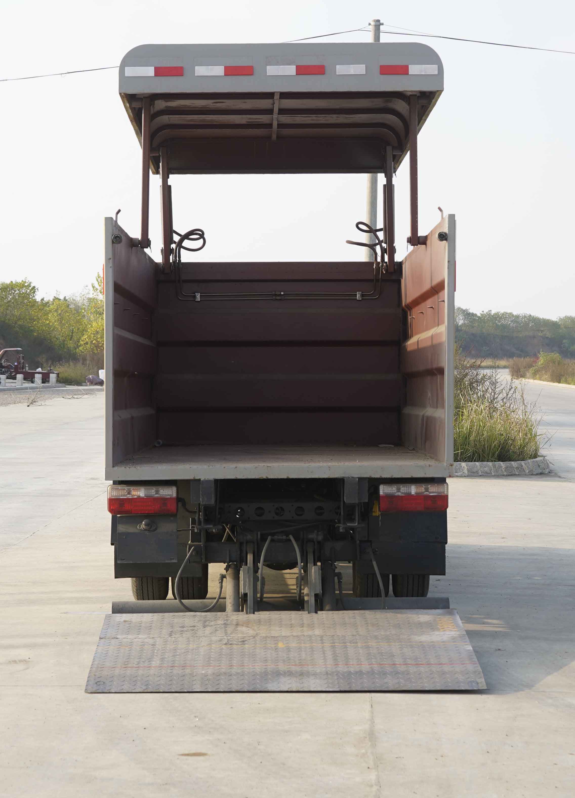 凱力風牌KLF5042XTYE6密閉式桶裝垃圾車公告圖片