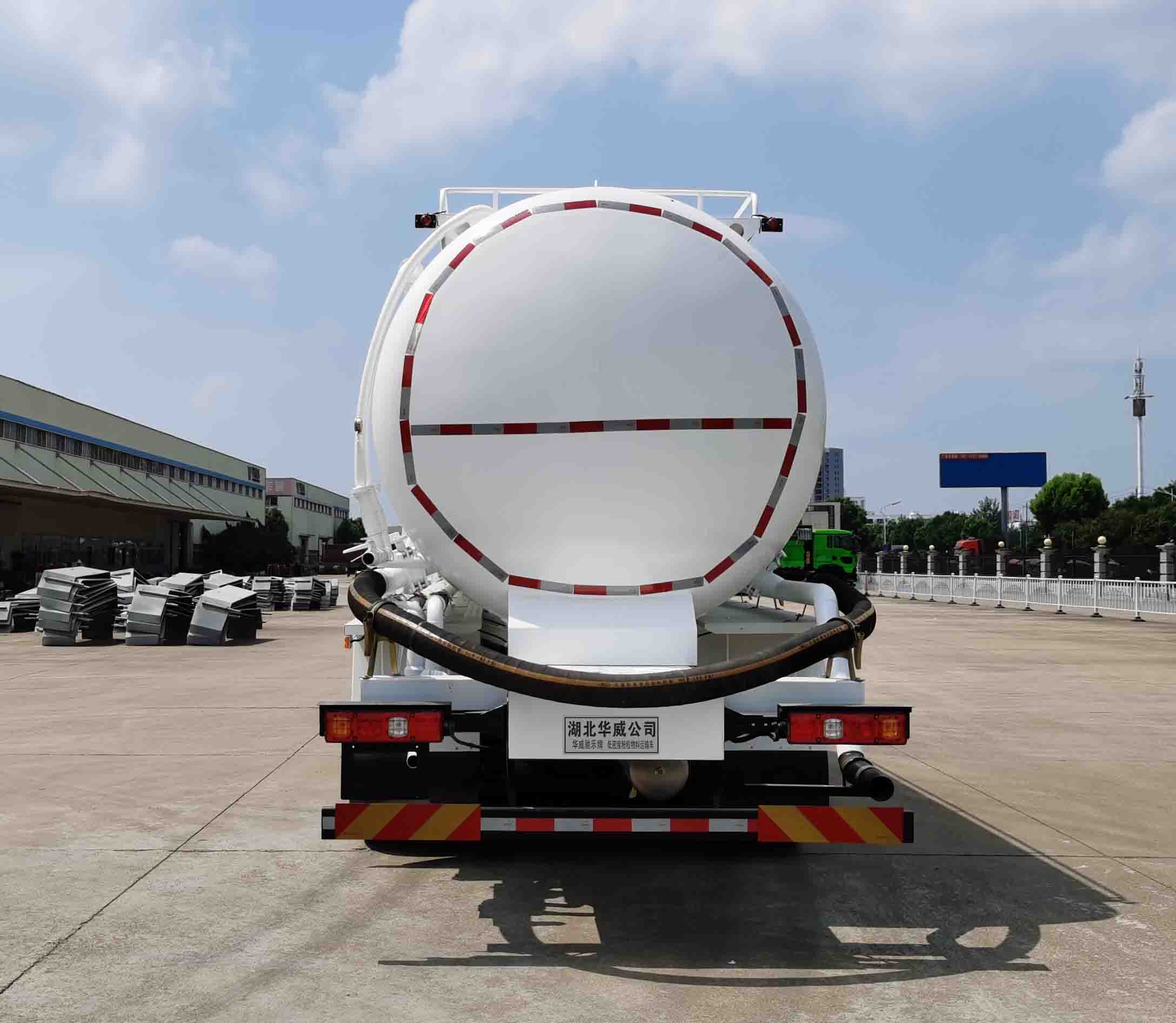 華威馳樂牌SGZ5311GFLSX6低密度粉粒物料運輸車公告圖片