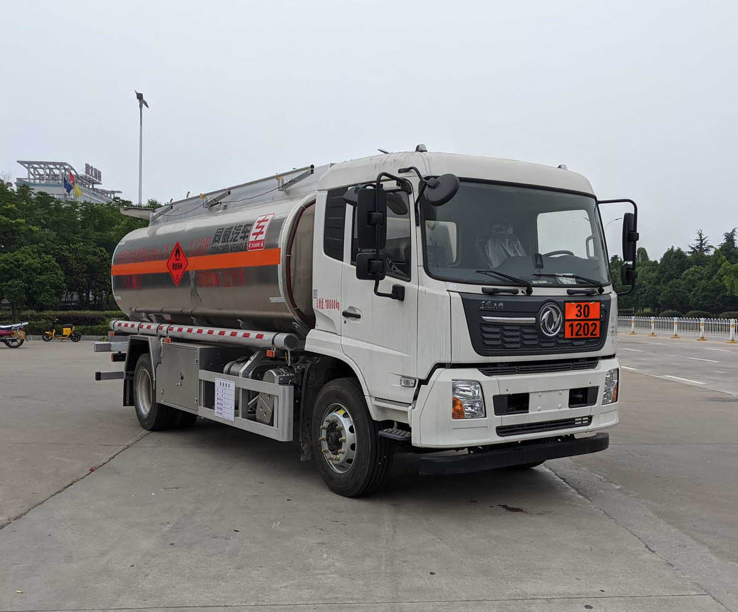 專威牌HTW5181GYYLDC6鋁合金運(yùn)油車公告圖片