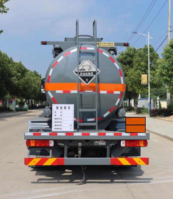 中汽力威牌HLW5261GFWZ6腐蝕性物品罐式運(yùn)輸車(chē)公告圖片