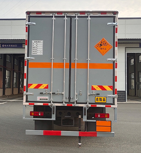 專致牌YZZ5180XQYDF6爆破器材運(yùn)輸車公告圖片