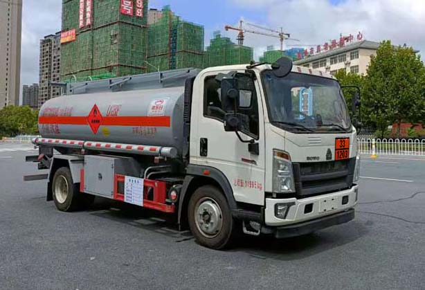 新東日牌YZR5126GYYZ6運(yùn)油車