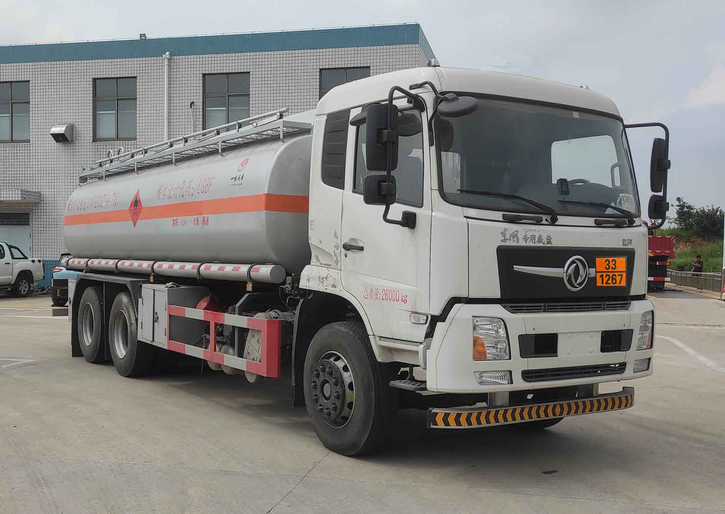 專(zhuān)致牌YZZ5260GRY6易燃液體罐式運(yùn)輸車(chē)公告圖片