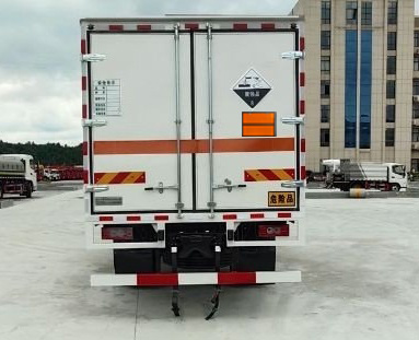 專(zhuān)致牌YZZ5128XFWBJ6腐蝕性物品廂式運(yùn)輸車(chē)公告圖片