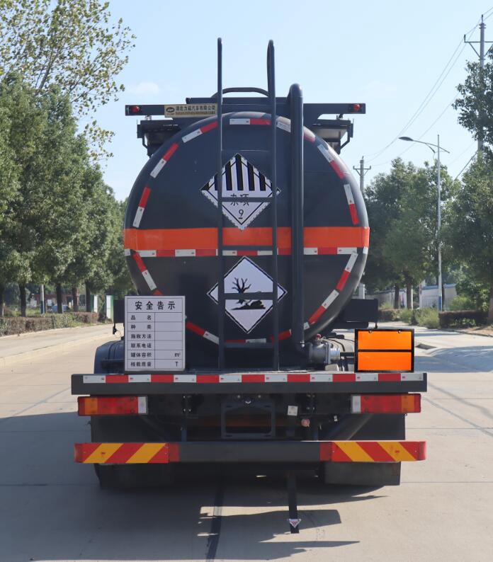 中汽力威牌HLW5260GZWDF6雜項(xiàng)危險(xiǎn)物品罐式運(yùn)輸車公告圖片