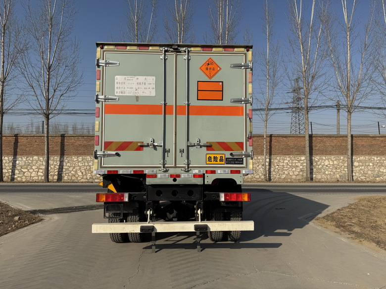 沙駝牌WTC5120XQY爆破器材運(yùn)輸車公告圖片