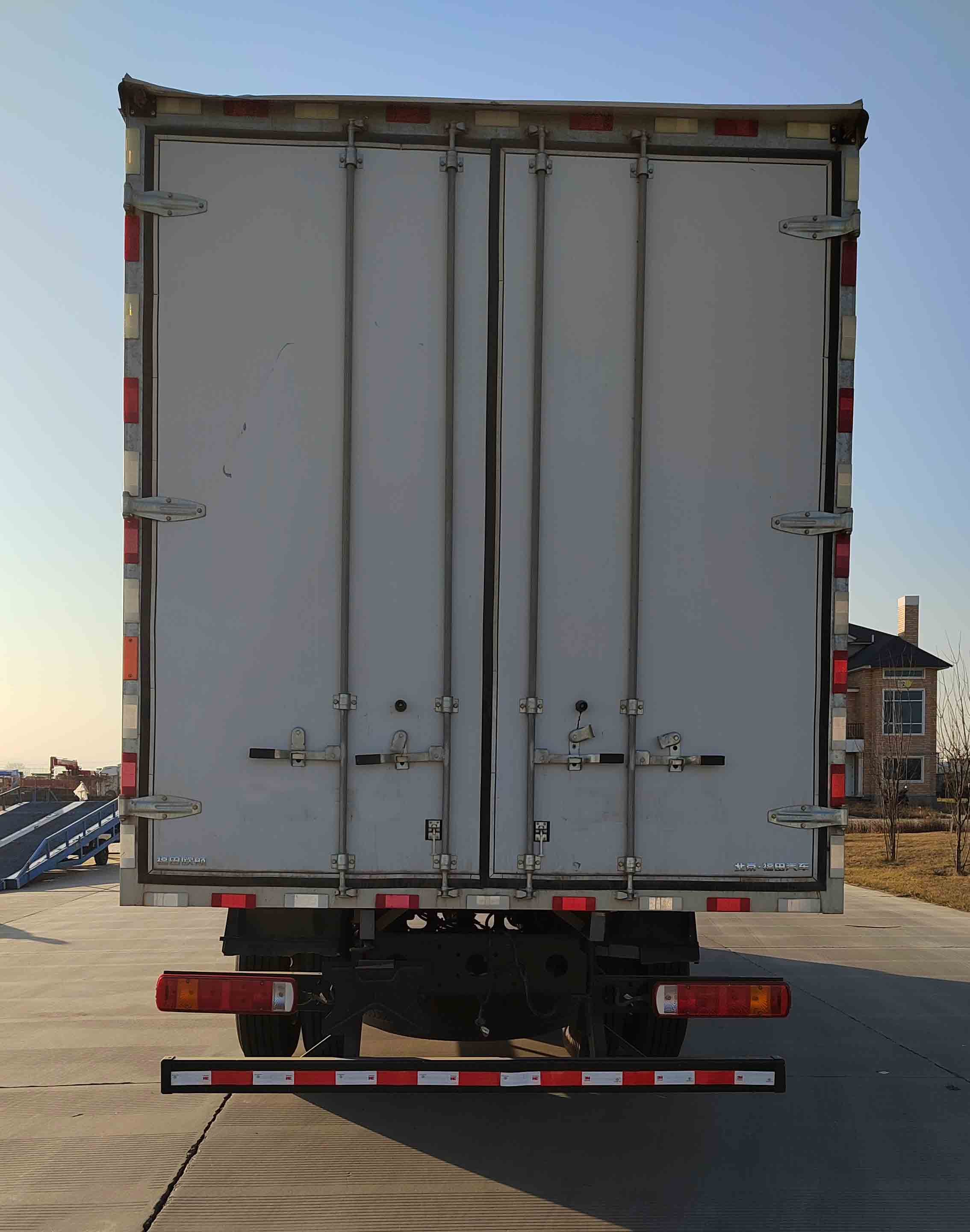 廂式運(yùn)輸車圖片